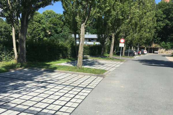 parking przy ulicy